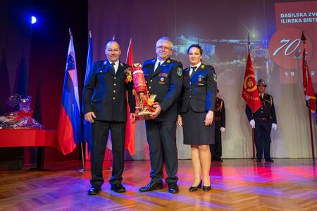 9_70 LET GZIB_Janez Kastelic, Rado Fabec z darilom gasilskih tovarišev, Tadeja Iskra Rutar